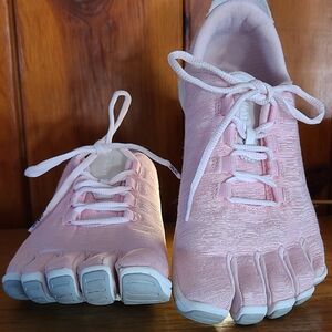 Women's Peluva Strand Light Pink Five-Toe Athletic Shoes